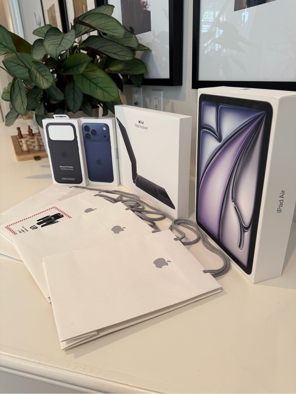 Authentic Apple packaging bundle iPad Air, Magic Keyboard, iPhone 16 max cases - Picture 4 of 4